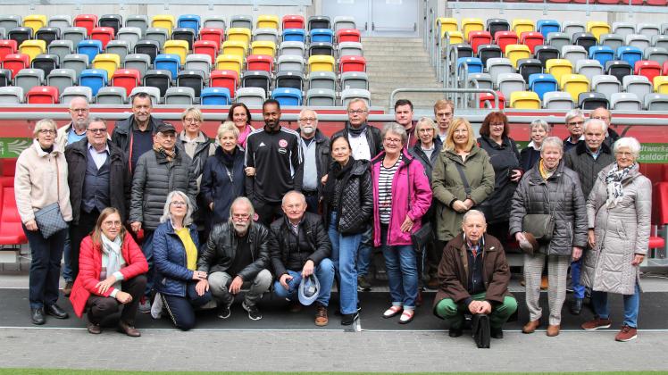 Gruppenbild mit  Trainer: Fortuna-Coach Daniel Thioune inmitten der Mitglieder des Osnabrücker Verkehrsvereins beim Besuch in der Düsseldorfer Arena. 