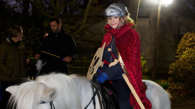 Pia mit ihrem Pferd Hoschi laternenumzug st martin delmenhorst