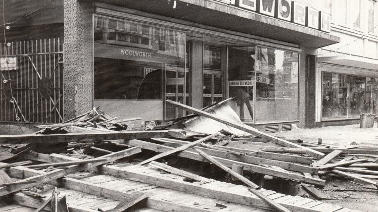 „Quimburga“ wütete mit aller Wucht: Die Dachverkleidung des Textilhauses Leffers stürzte auf die Lange Straße und beschädigte die gegenüberliegenden Schaufenster.