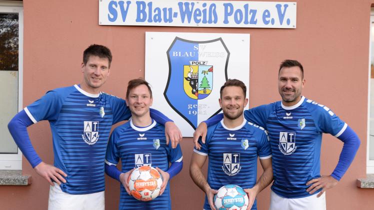 Fußball Vier Vorstandsmitglieder Blau-Weiß Polz