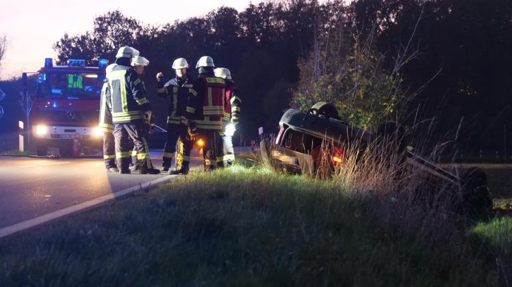 Unfall in Bennien: Auto landet kopfüber im Graben.