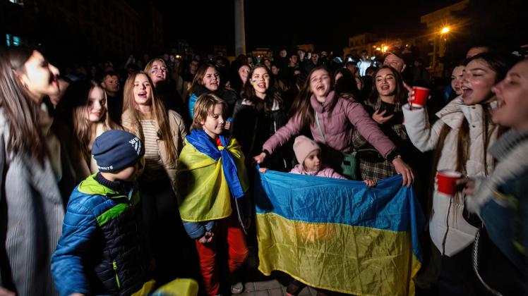 November 11, 2022, Kyiv, Ukraine: Ukrainians celebrate the liberation of Kherson from Russian occupiers in central Kyiv.