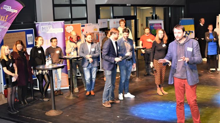 Workshop-Atmosphäre in der M-Halle des Theaters: Michael Fengler (r.) moderiert die Präsentation der Ergebnisse des Projekts „Jugend in Europa“. 