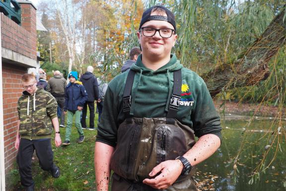 Schlammige Angelegenheit Angler holen Karpfen aus dem BirkenhainTeich