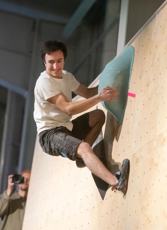 Ostblock-Cup im Bouldern - packende „Kletter-Wettkämpfe” erlebten die Zuschauer in der „45 Grad”-Boulderhalle in Rostock…
Foto: Georg Scharnweber Ostblock-Cup im Bouldern - packende „Kletter-Wettkämpfe” erlebten die Zuschauer in der „45 Grad”-Boulderhalle in Rostock…
Foto: Georg Scharnweber
