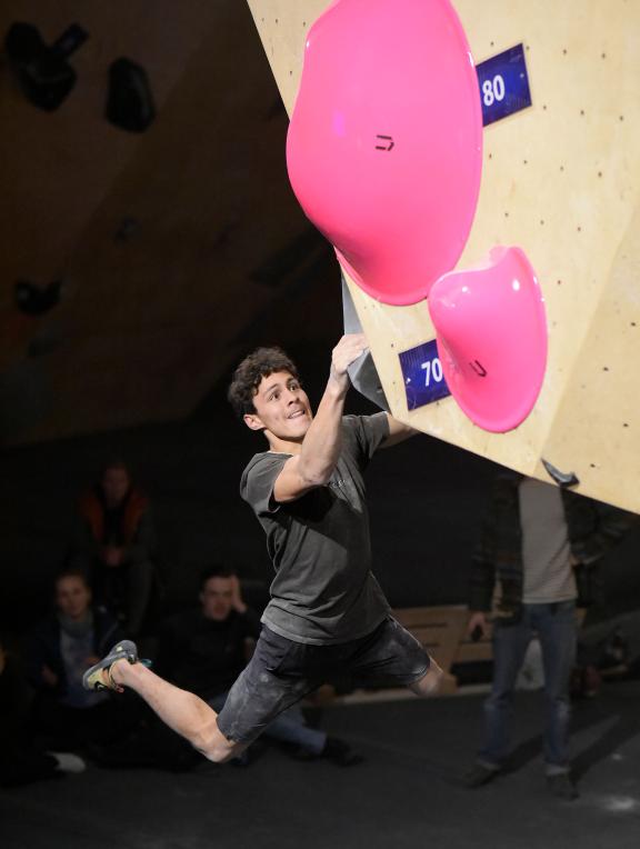 Ostblock-Cup im Bouldern - packende „Kletter-Wettkämpfe” erlebten die Zuschauer in der „45 Grad”-Boulderhalle in Rostock…
Foto: Georg Scharnweber Ostblock-Cup im Bouldern - packende „Kletter-Wettkämpfe” erlebten die Zuschauer in der „45 Grad”-Boulderhalle in Rostock…
Foto: Georg Scharnweber