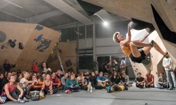 Ostblock-Cup im Bouldern - packende „Kletter-Wettkämpfe” erlebten die Zuschauer in der „45 Grad”-Boulderhalle in Rostock…
Foto: Georg Scharnweber Ostblock-Cup im Bouldern - packende „Kletter-Wettkämpfe” erlebten die Zuschauer in der „45 Grad”-Boulderhalle in Rostock…
Foto: Georg Scharnweber