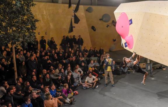 Ostblock-Cup im Bouldern - packende „Kletter-Wettkämpfe” erlebten die Zuschauer in der „45 Grad”-Boulderhalle in Rostock…
Foto: Georg Scharnweber Ostblock-Cup im Bouldern - packende „Kletter-Wettkämpfe” erlebten die Zuschauer in der „45 Grad”-Boulderhalle in Rostock…
Foto: Georg Scharnweber