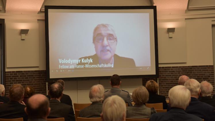 Für die Rede Volodymyr Kulyks wurde eine Leinwand in der Markthalle aufgebaut.
