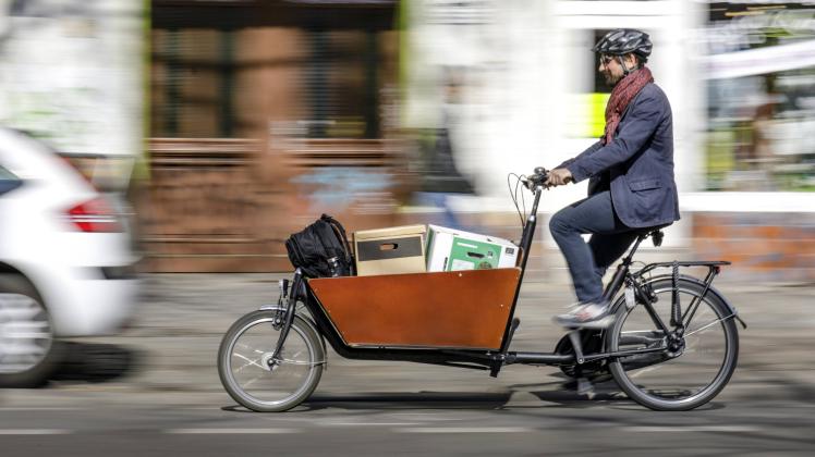 Symbolbild zum Thema Lastenfahrrad Ein Mann faehrt mit einem Lastenrad Berlin 18 04 2019 Berlin