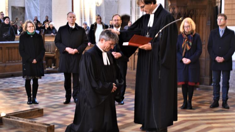 Der feierliche Moment: Propst Marcus Antonioli (r.) ernennt Pastor Güntzel Schmidt zum Domprediger.