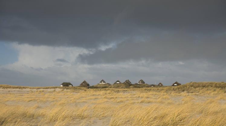 Häuser an den Dünen in List auf der Nordseeinsel Sylt Landkreis Nordfriesland Foto Volker Hohlfe