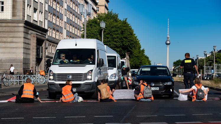 "Letzte Generation" besetzt Frankfurter Tor