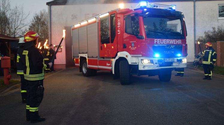 Die Kameraden der Freiwillige Feuerwehr Spiegelhagen empfingen am Samstag ihr neues Löschgruppenfahrzeug besonders spektakulär.
