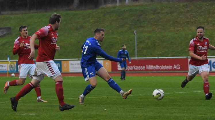 Niklas Knutzen (Büdelsdorfer TSV) trifft zum 2:0 gegen den TuS Bargstedt