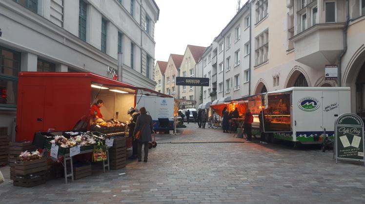 Der Wochenmarkt in der Schweriner Puschkinstraße zieht während der Weihnachtszeit um.