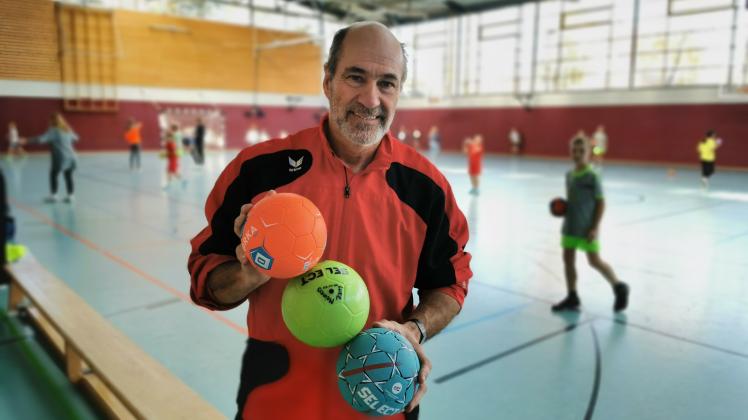 Dem Grundschul-Cup-Organisator und früheren Schulsportberater Rainer Voigt ist es auch im Ruhestand ein großes Anliegen, dass sich Kinder sportlich betätigen.