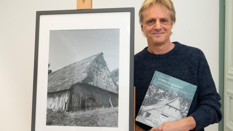 Kreismuseum Prinzeßhof Itzehoe: Michael Herold stellt mit Miriam Hoffmann sein Buch zur Ausstellung vor. kultur steinburg fotografie architektur