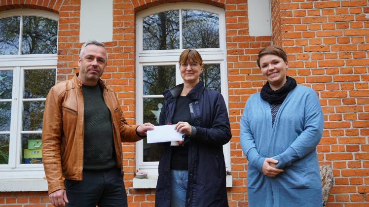 Sören Nösler übergibt die Spenden aus einer privaten Grill-WM an Silke Schönrock(m.) und Steffi Wendt von der Sozius Schwerin Kinder- und Jugendhilfe.