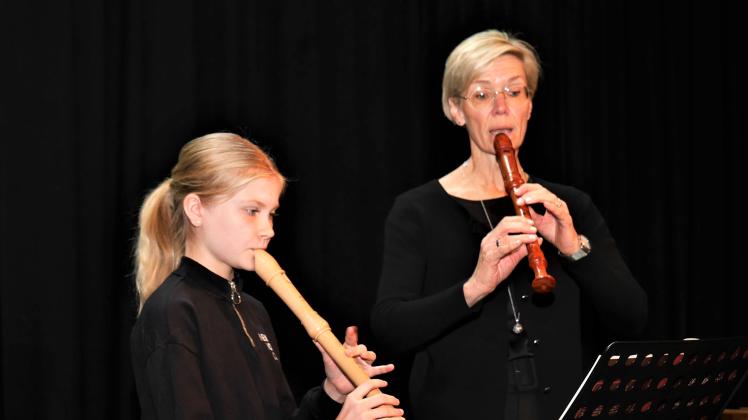 Alina Düvel (links) war mit 12 Jahren die jüngste Musikerin bei der Matinee, hier gemeinsam mit Musiklehrerin Beate Böhm