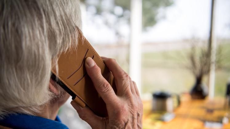 Eine Seniorin am Handy