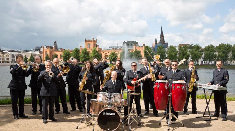 Das Landespolizeiorchester MV spielt in der Vellahner Kirche