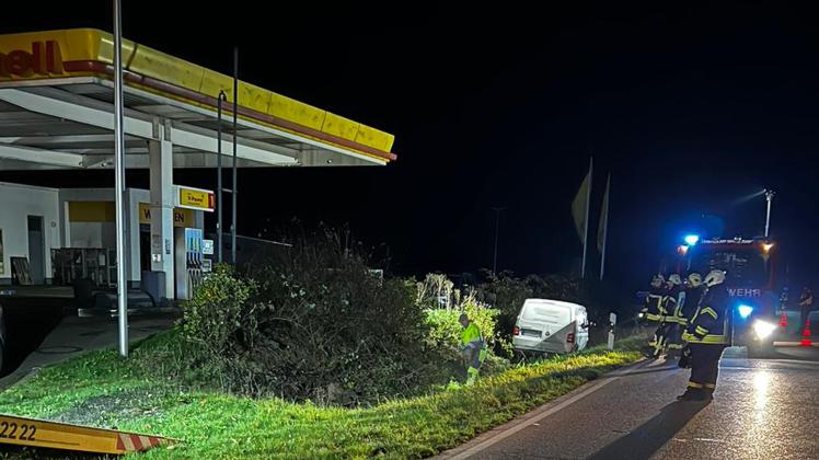Am frühen Sonnabend, 12. November, war auf der B203 in Höhe der Tankstelle bei Vogelsang-Grünholz ein Transporter von der Fahrbahn abgekommen. Dabei war die Ölwanne beschädigt worden. Die Freiwillige Feuerwehr Sieseby nahm das Öl auf, der Fahrer blieb unverletzt. 