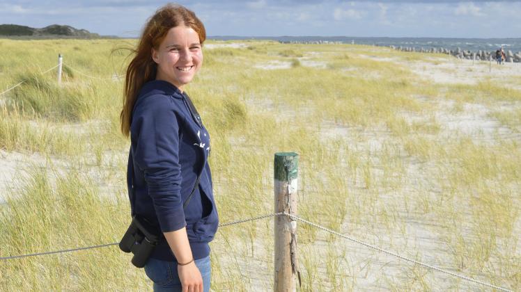 Naturschutzbotschafterin Stella Kinne an einem eingegrenzten Areal an der Hörnum-Odde, in dem sich Strandpflanzen prächtig entwickelt haben.
