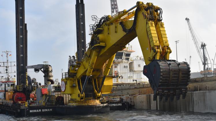 Der weltweit größte Bagger seiner Art im Rostocker Hafen