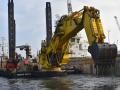 Der weltweit größte Bagger seiner Art im Rostocker Hafen