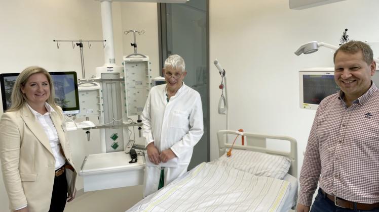 Nach zwei Jahren Bauzeit haben Sara Sebeke, Dr. Dietrich Keller und Tobias Fiedelak die Intensivstation des Borromäus-Hospitals eröffnet.