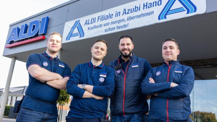 von links: Azubis Deperschmidt, Leppek, Taylan und Löwen - Lotte: Das erleben Azubis im Aldi Lotte mit Kunden (Projekt Azubi-Filiale)