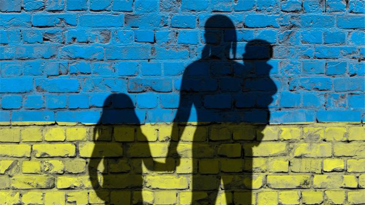 Frauen und Kinder auf der Flucht vor Krieg in der Ukraine Symbolbild zum Thema Kriegsflüchtlinge aus der Ukraine *** Wom