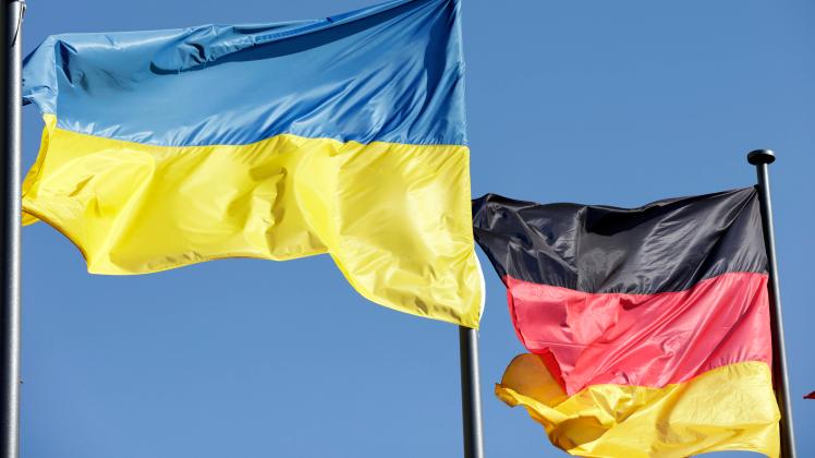 Ukrainische Fahne im Wind, DEU, Berlin, 12.03.2022 *** Ukrainian flag in the wind, DEU, Berlin, 12 03 2022