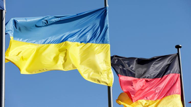 Ukrainische Fahne im Wind, DEU, Berlin, 12.03.2022 *** Ukrainian flag in the wind, DEU, Berlin, 12 03 2022