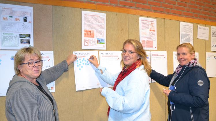 Astrid Schacht (von links), Sabine Bachmor und Eileen Rohrbach während einer Veranstaltung zum Ortsentwicklungskonzept