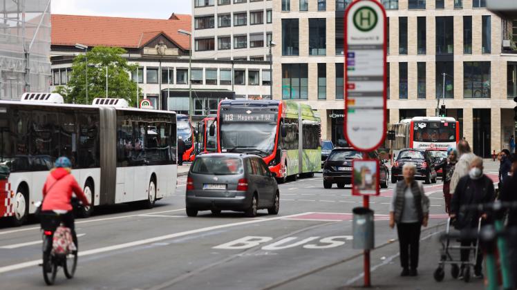 Busverkehr am Neumarkt in Osnabrück, 2.6.2022. Foto: Michael Gründel