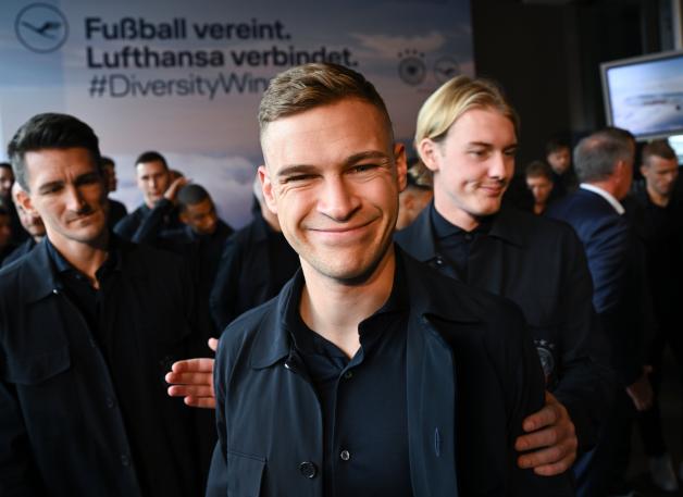 Nationalspieler Joshua Kimmich (in der Mitte) hofft auf eine neue Chance, um den WM-Titel für Deutschland zu holen.
