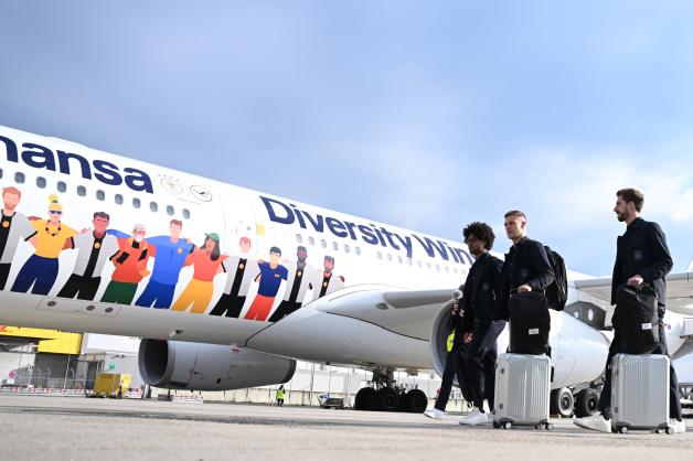 Einige Spieler der deutschen Fußball-Nationalmannschaft laufen zu dem Flugzeug, das sie in das Trainingslager nach Maskat fliegt.