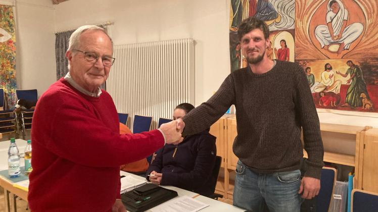 Als neues Mitglied im Ortsrat Ueffeln begrüßt Ortsbürgermeister Wilhelm Clausing Jan Riesebeck.