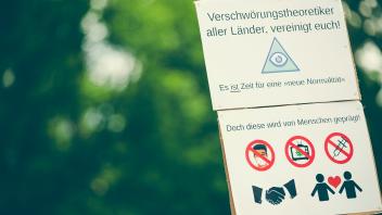 Die Welt wird immer komplexer, da bieten Verschwörungstheorien eine Möglichkeit, sich die Welt zu erklären.