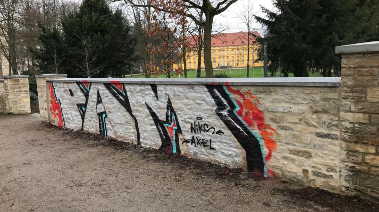 Zum wiederholten Mal ist die Osnabrücker Schlossgarten-Mauer mit Graffiti beschmiert worden.