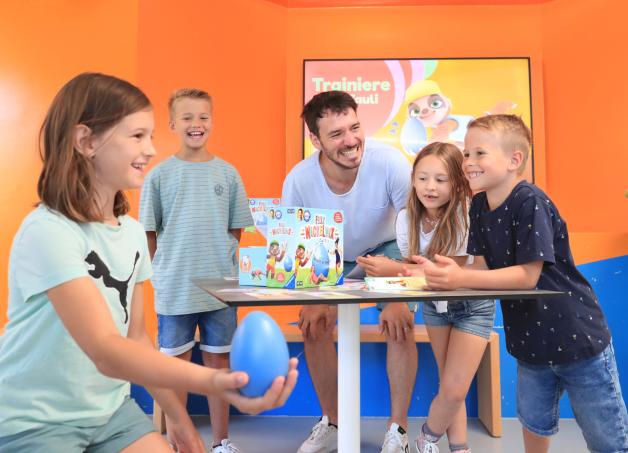 Felix Neureuther spielt mit Kindern zusammen „Beweg dich schlau! Felix Wackelnix“. Felix Neureuther spielt mit Kindern zusammen „Beweg dich schlau! Felix Wackelnix“.