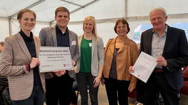 Besondere Leistungen auf dem Gebiet der Rinderzucht: Landwirtschaftsministerin Miriam Staudte (links) hat heute den Staatsehrenpreis an Familie Schlütke übergeben.
