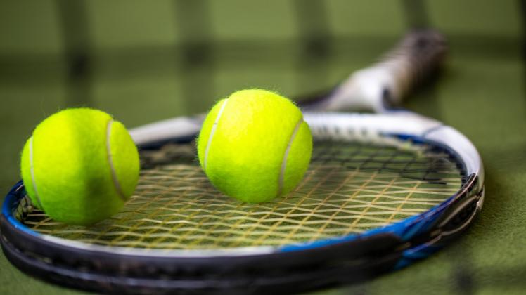 Symbolbild Tennis: Nahaufnahme von einem Tennisschläger und zwei Tennisbällen in der Halle *** Symbol image tennis clos