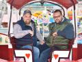 Haben das Wiener Sportrad auf dem Rostocker Weihnachtsmarkt von ihren Onkel Rainer Taube übernommen: die Brüder Patrick und Steve Upleger (v. l.).