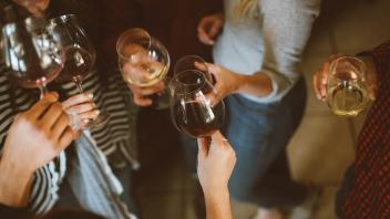 Trinken die Feiernden nach „Ende“ der Pandemie mehr Alkohol?