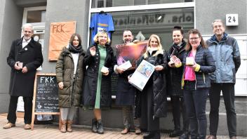 Einige Gastgeber der Aktion „Eine Straße liest“ trafen sich am Dienstag zur Auswertung mit Cheforganisator Peter Kuhlmann (l.) in der Münzstraße.
