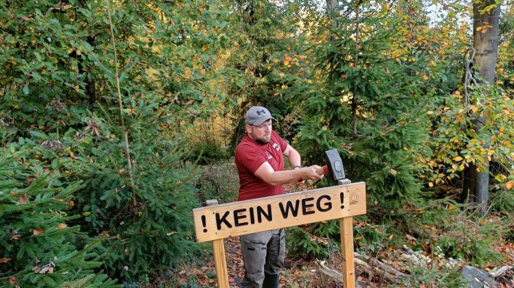 Die Ranger im FFH-Gebiet Hüggel, Heidhornberg, Roter Berg bauen derzeit „Kein Weg“-Schilder auf