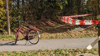 Das rote Fahrrad des Mädchens wurde am Waldrand gefunden.